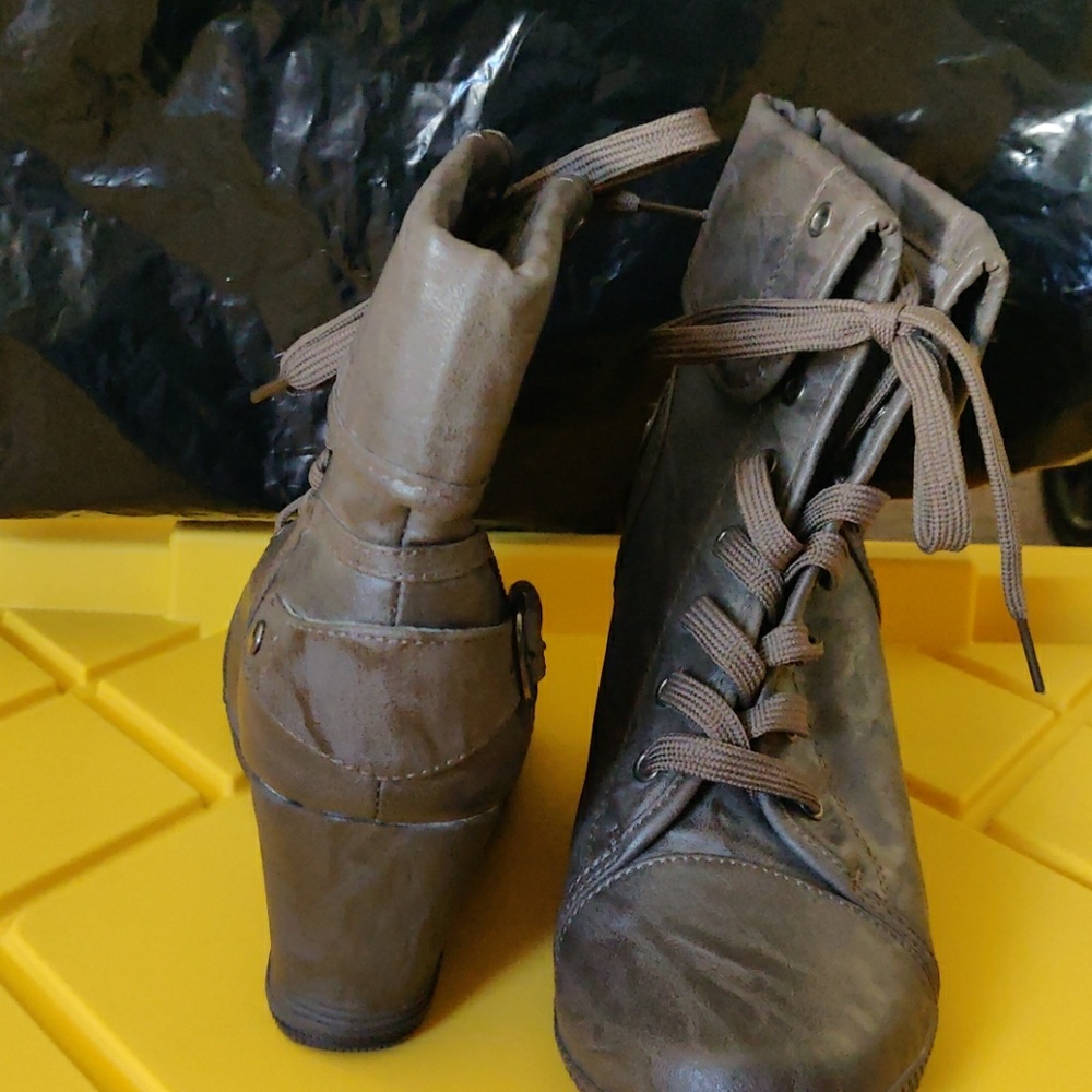 Boots - Picture 4 of 8